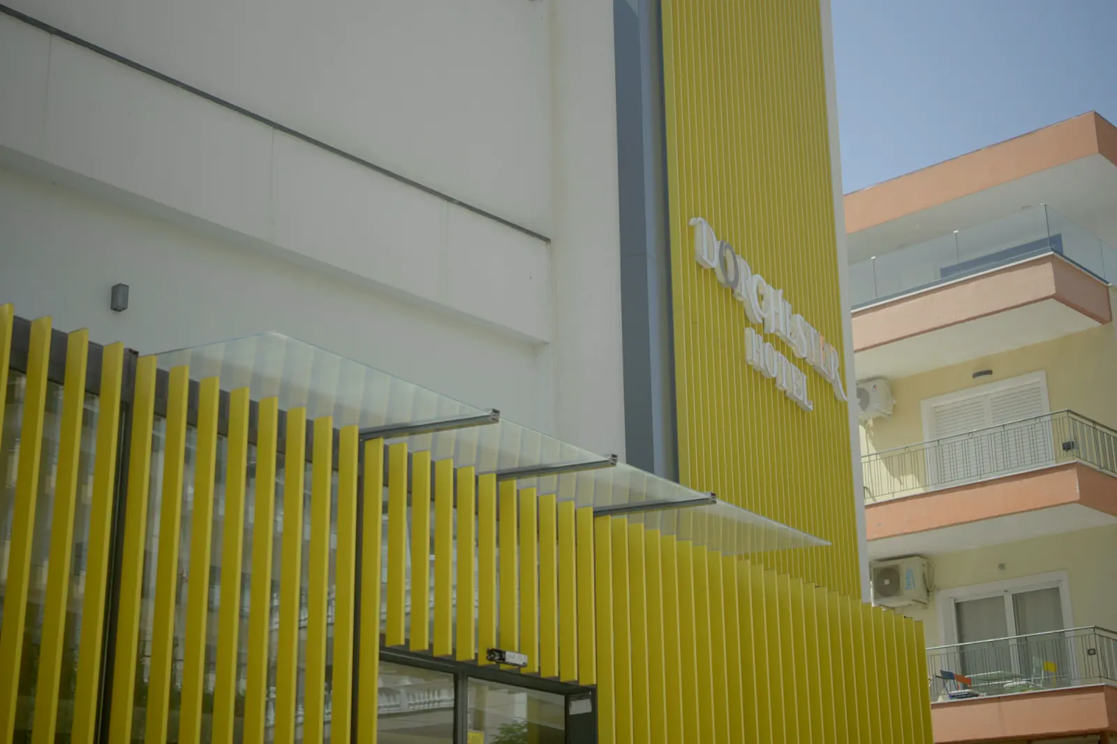 Moderne Hotel-Architektur direkt in Saranda