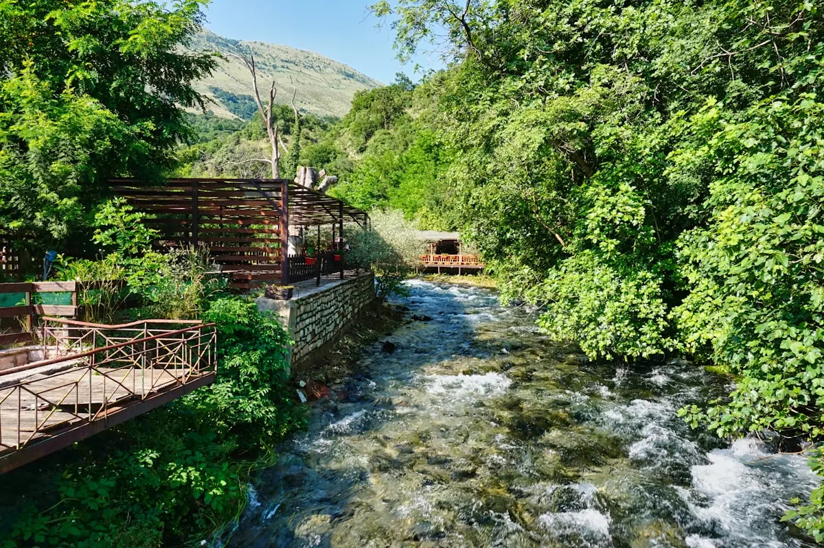 Kann man im Blue Eye Albanien Schwimmen